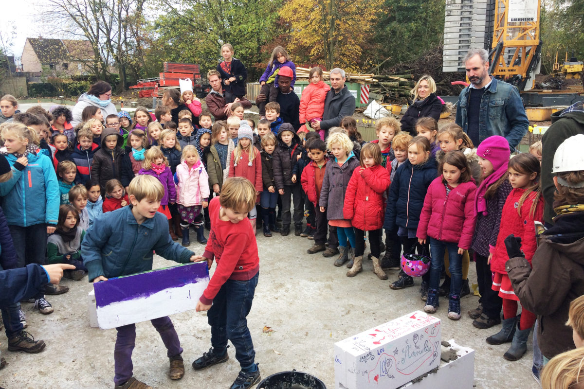 B ILD DAGPAUWOOGSCHOOL eerste steen